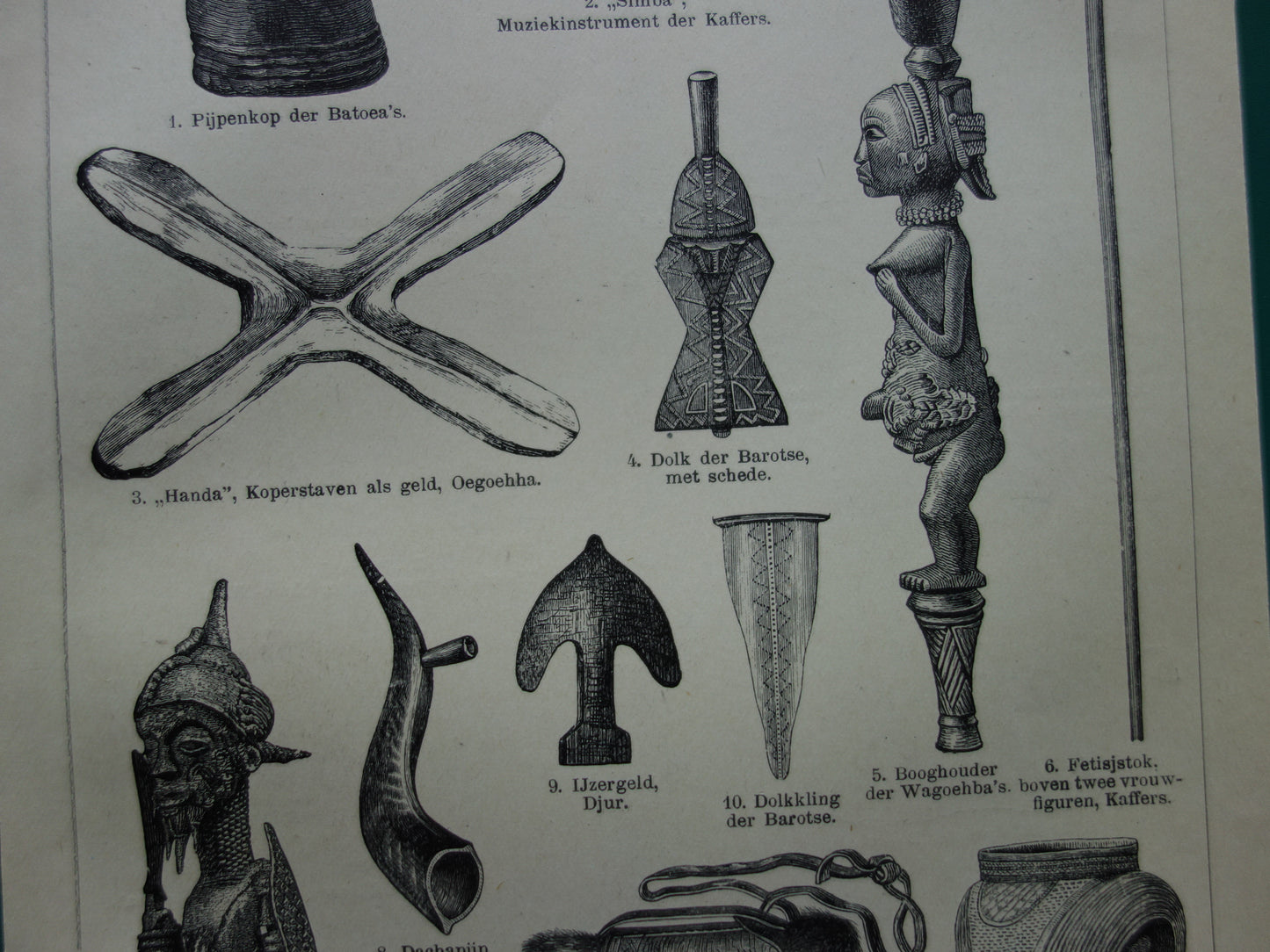 Illustratie van Afrikaans aardewerk, wapens, maskers, geld. Originele antieke prent uit 1914 over kunst en artefacten uit Afrika Vintage print
