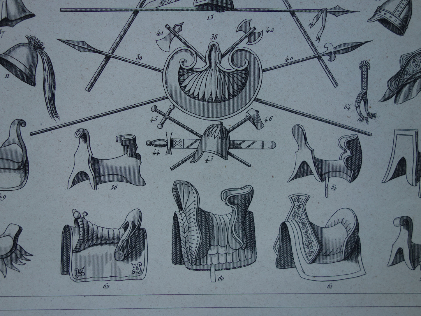 Oude prent Wapens uit de Middeleeuwen 1849 originele antieke illustratie speren schilden Galliërs Angelsaksen helmen zadels Vintage militaire prints