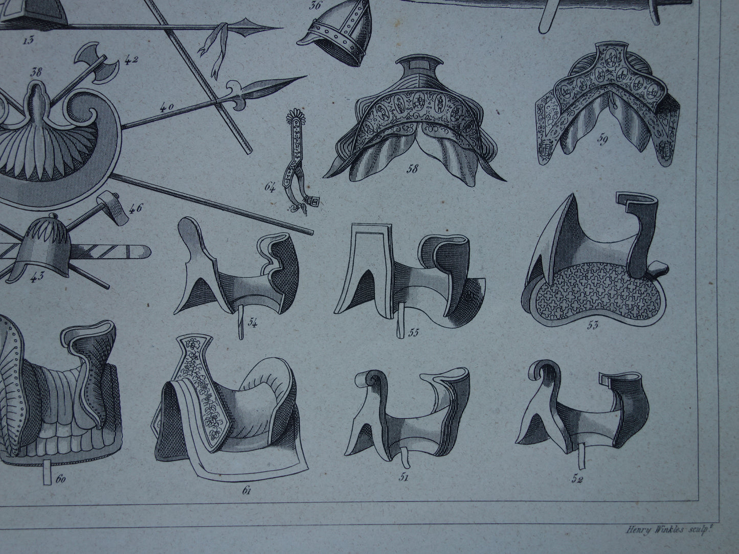 Oude prent Wapens uit de Middeleeuwen 1849 originele antieke illustratie speren schilden Galliërs Angelsaksen helmen zadels Vintage militaire prints