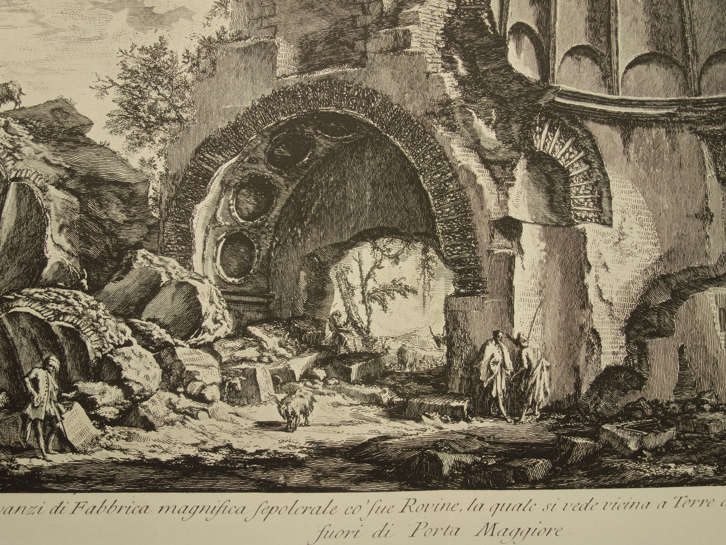 Oude prent van Piranesi uit 1886 antieke facsimile 'Veduta degli Avanzi di Fabbrica magnifica sepolcrale' uit Le Antichità Romane vintage print poster