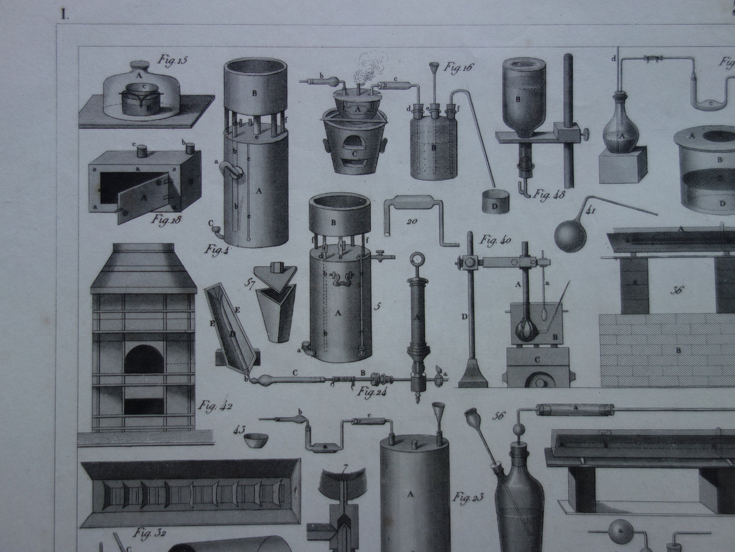 Über 175 Jahre alter Druck von Glaswaren und Öfen für wissenschaftliche Experimente, Reagenzgläser, antiker Wissenschaftsdruck über ein Chemielabor, Laborposter
