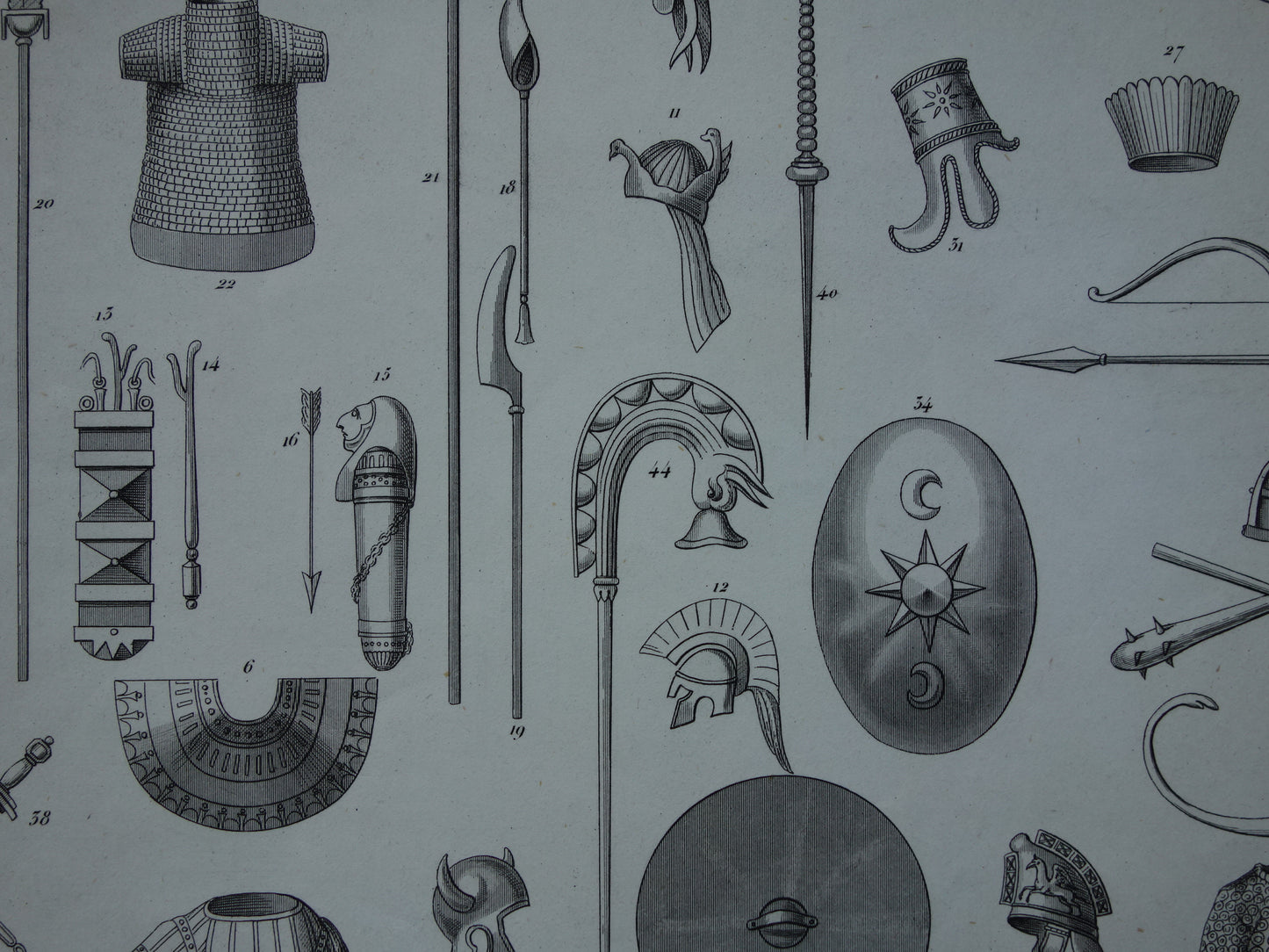 Oude prent Wapens uit Klassieke Oudheid 1849 originele antieke illustratie Egyptische schilden helm zwaarden Vintage militaire prints