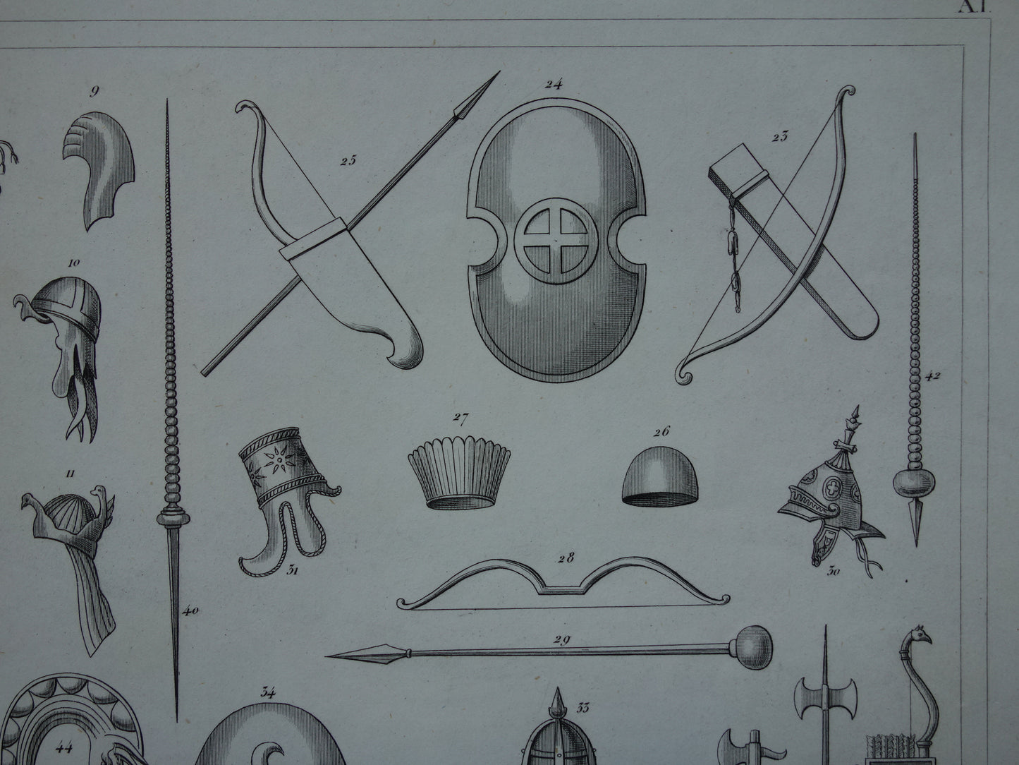 Oude prent Wapens uit Klassieke Oudheid 1849 originele antieke illustratie Egyptische schilden helm zwaarden Vintage militaire prints