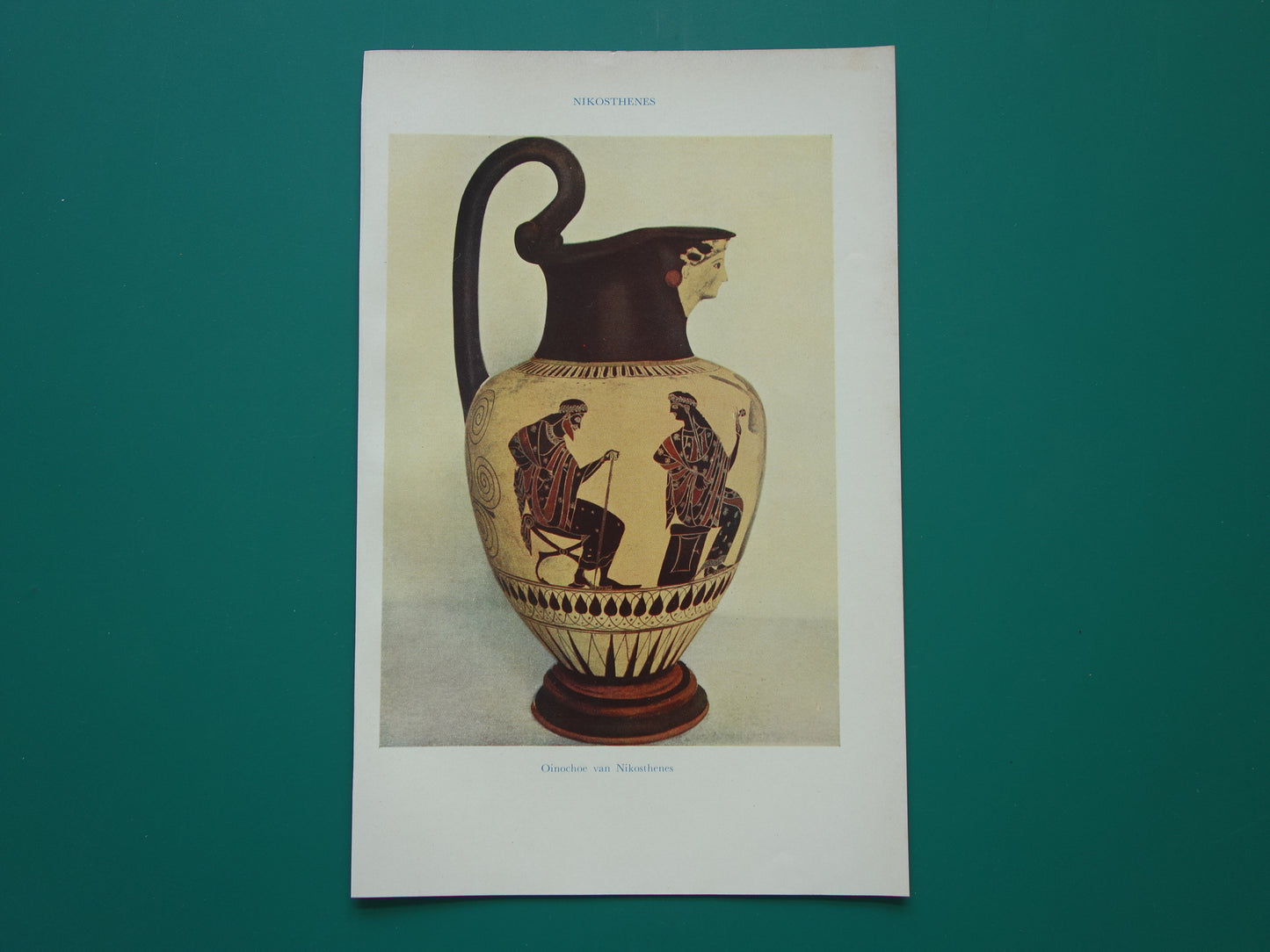 Oinochoe Nikosthenes oude prent uit 1937 illustratie van Griekse vaas originele Nederlandse vintage print