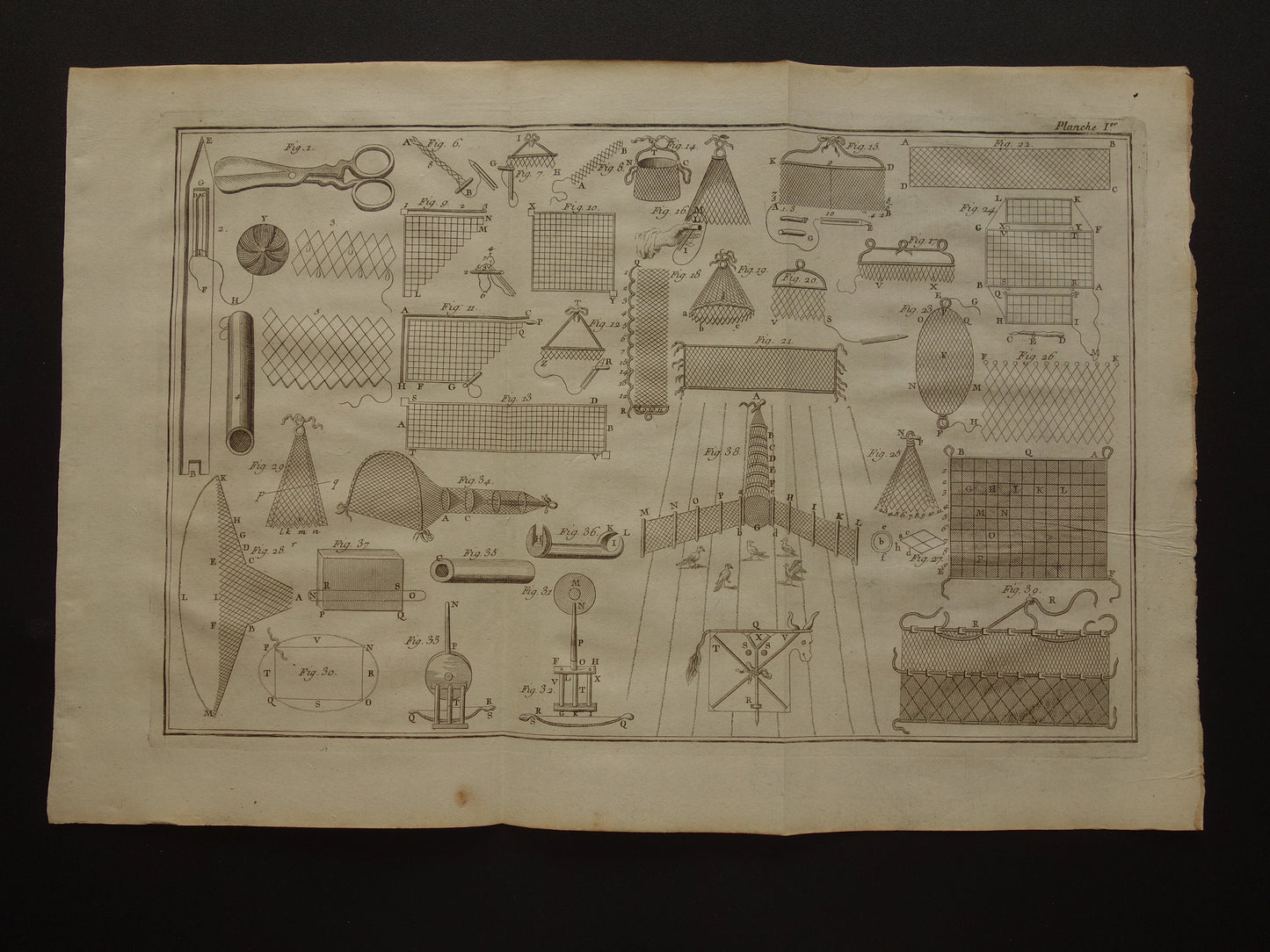 Alter Druck über das Fangen von Vögeln aus dem Jahr 1751. Wilderei-Vogelnetz. Original antiker Druckstich